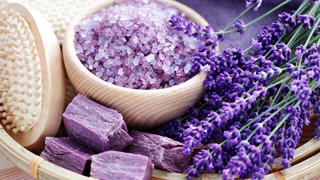 tinh-dau-oai-huong-lavender-cung-nhung-cong-dung-bat-ngo-cho-da-miri.com_.vn-4